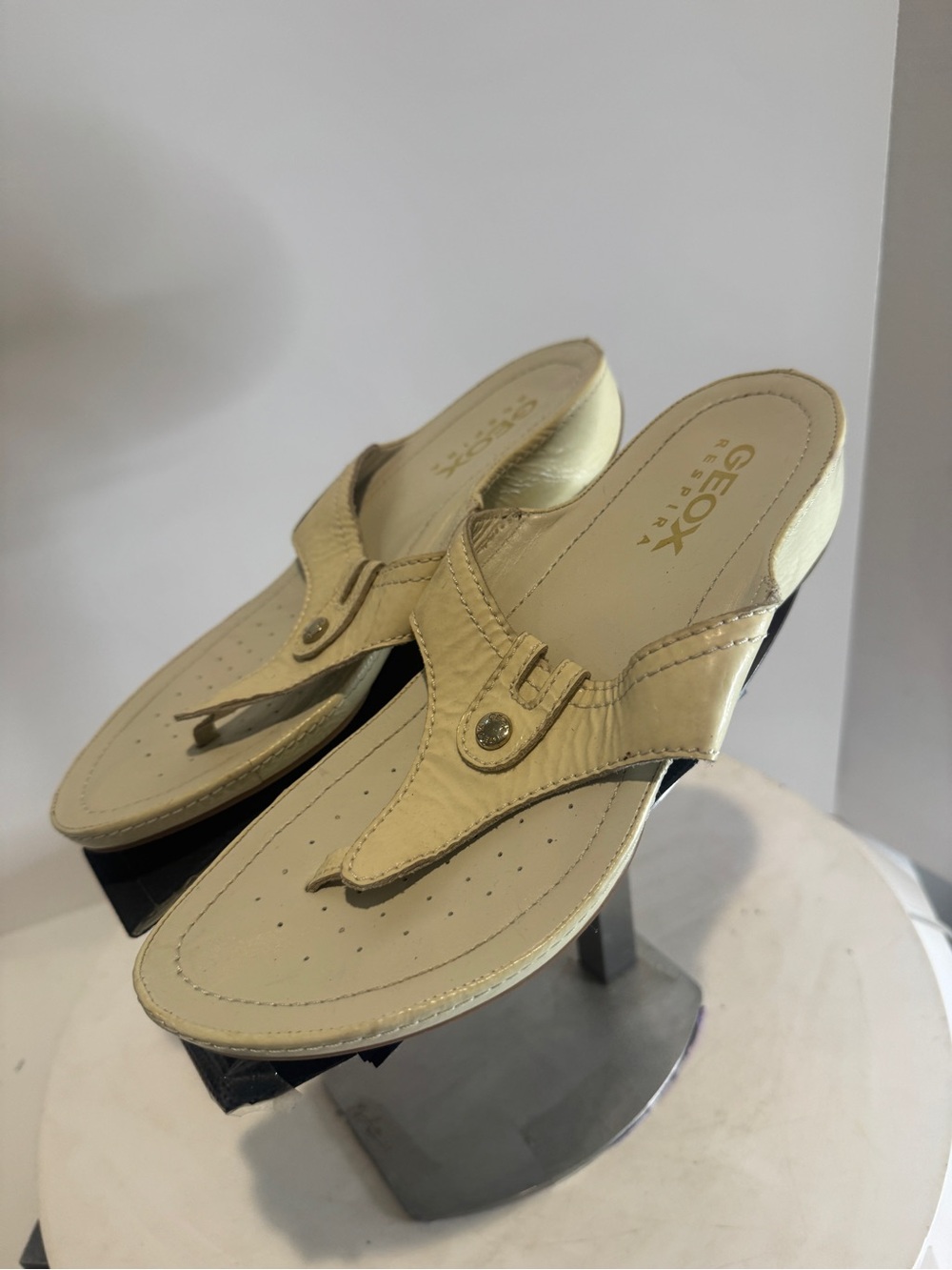 Geox Cream Leather Thong Mules Women's US Size: 8.5 – 9